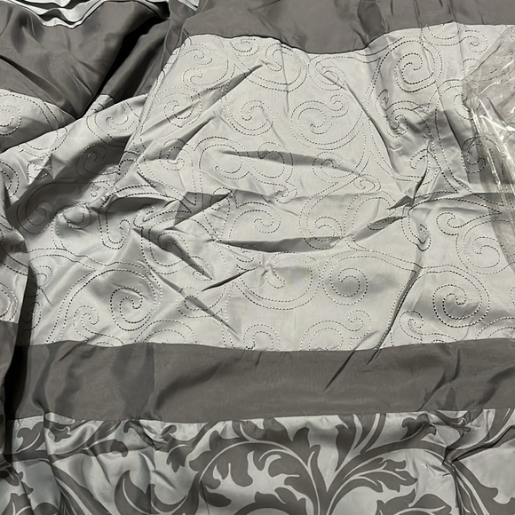 Beautiful shower curtain.  72x72. 100% polyester.  New - Picture 3 of 4